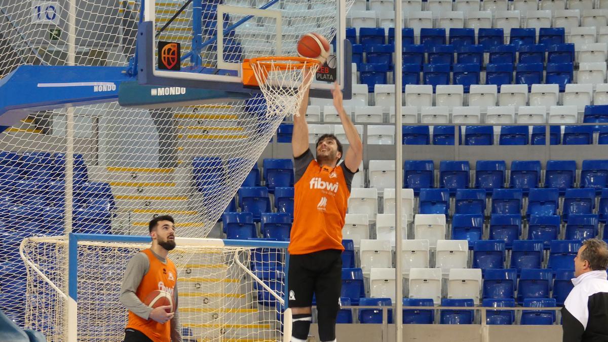 Manel Signes penetra a canasta en el entrenamiento de este sábado.