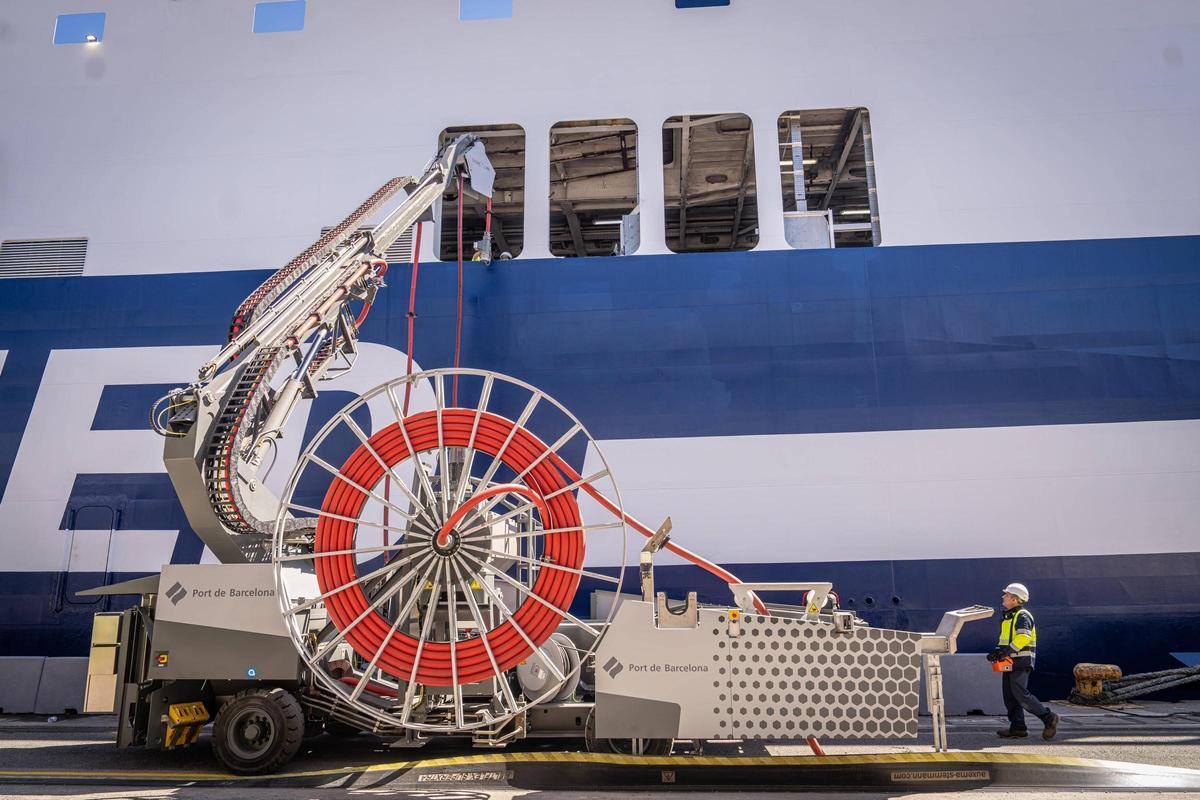 El Port de Barcelona estrena la conexión eléctrica de la terminal de ferris de Grimaldi