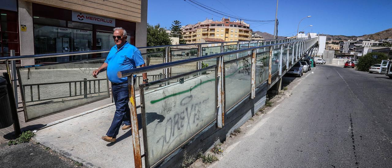 Imagen de archivo de la actual pasarela peatonal de Correntías sobre la plataforma del AVE