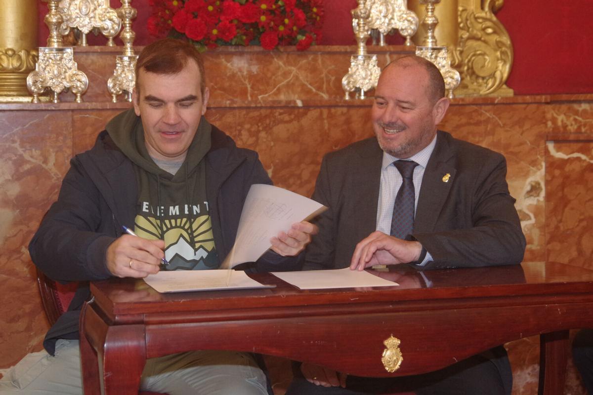 Firma del contrato para la realización de 'La Cruz del Mundo', sobre la que girará la celebración del L Aniversario de la bendición del Nazareno de los Pasos en el Monte Calvario, de la cofradía del Rocío