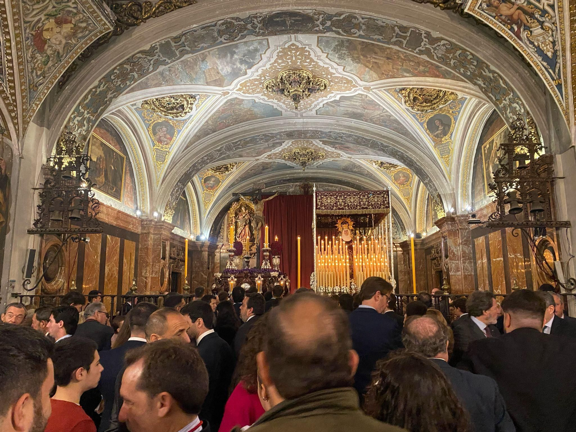Así está la Magdalena desde primera hora de la mañana. Este Jueves saldrán desde aquí La Quinta Angustia y El Calvario, que lo hará en la Madrugá, y las representaciones rezan ante los titulares.