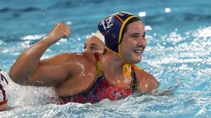 La española Paula Leitón celebra tras anotar durante un partido preliminar del Grupo B de waterpolo femenino entre Estados Unidos y España en los Juegos Olímpicos de Verano de 2024.