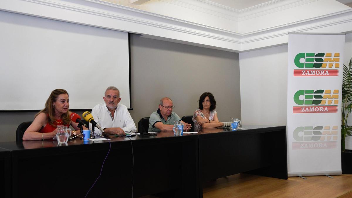 El presidente del Colegio de Médicos, Sebastián Martínez (segundo por la izquierda), junto a Ana García, integrante de la Ejecutiva del CESM.