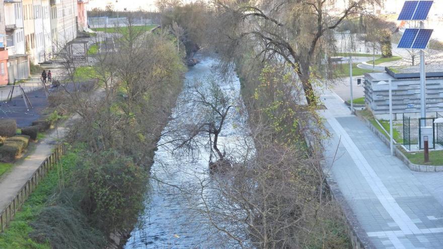 El río Barbaña, a su paso por la ciudad. |   // FERNANDO CASANOVA