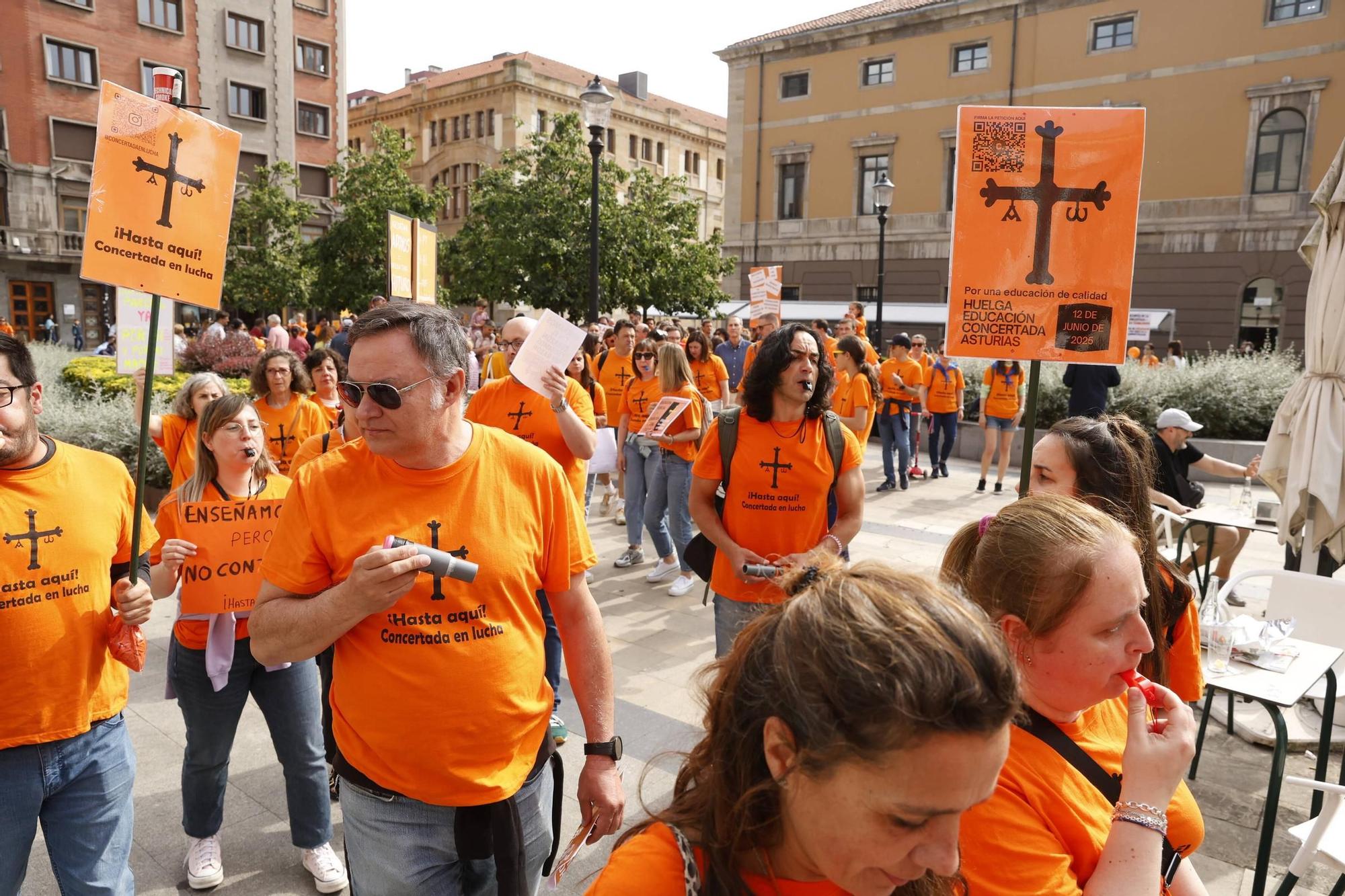 Así fue la gran concentración en Gijón por la educación concertada (en imágenes)