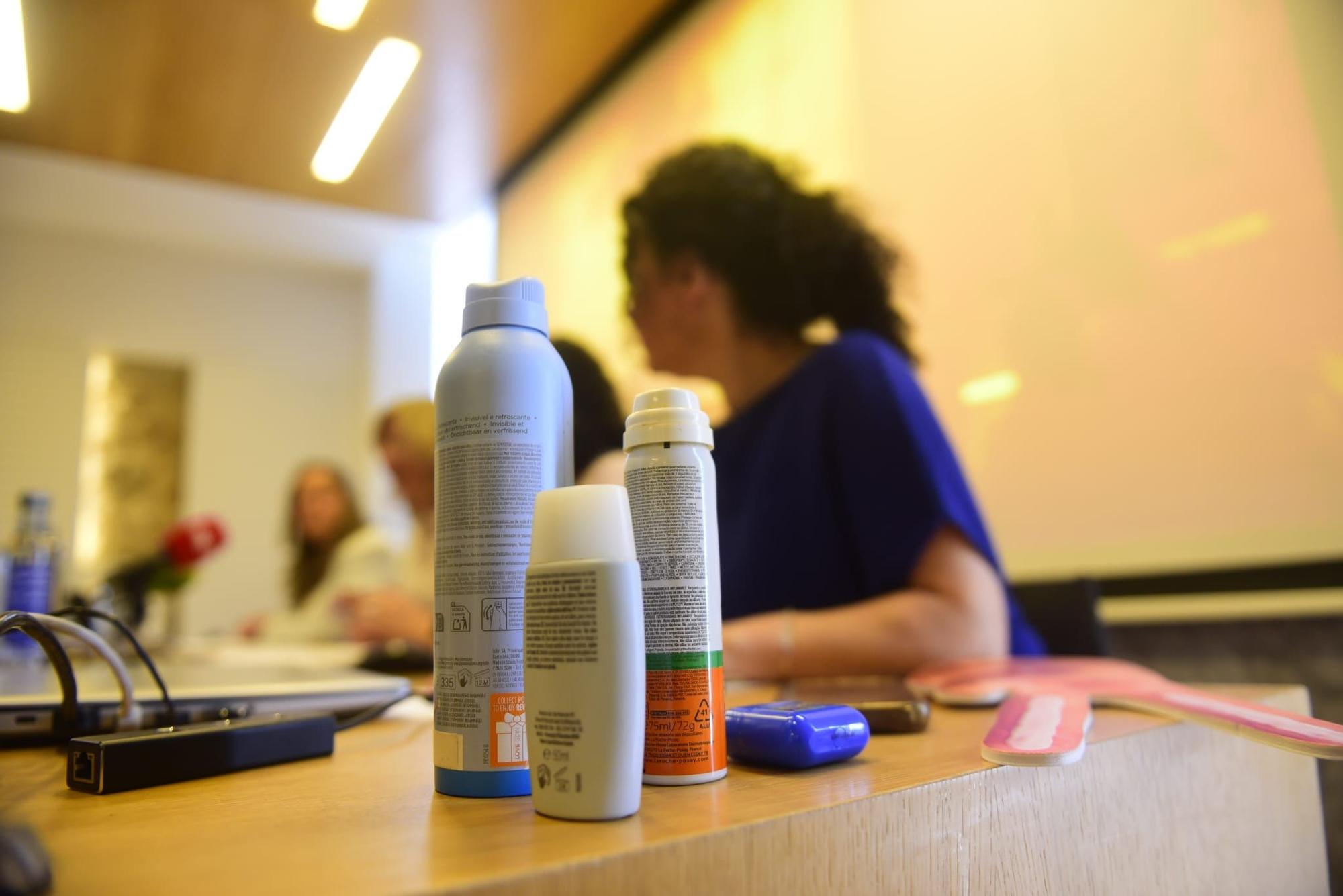 Diferentes productos de protección solar, sobre una mesa, en la presentación de la campaña de fotoprotección 2026 del Colegio de Farmacéuticos de A Coruña, este jueves.