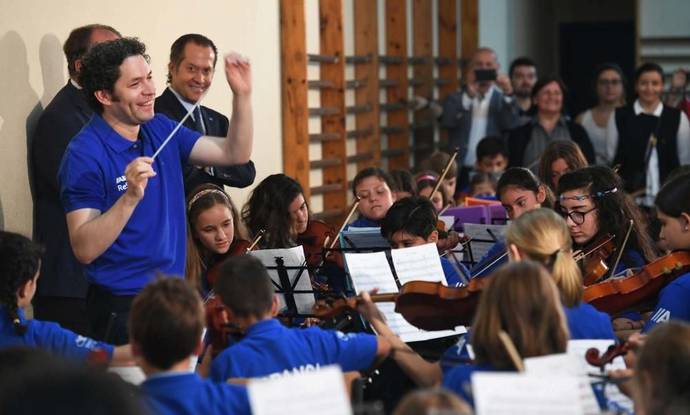 Gustavo Dudamel, con 200 niños músicos de A Coruña