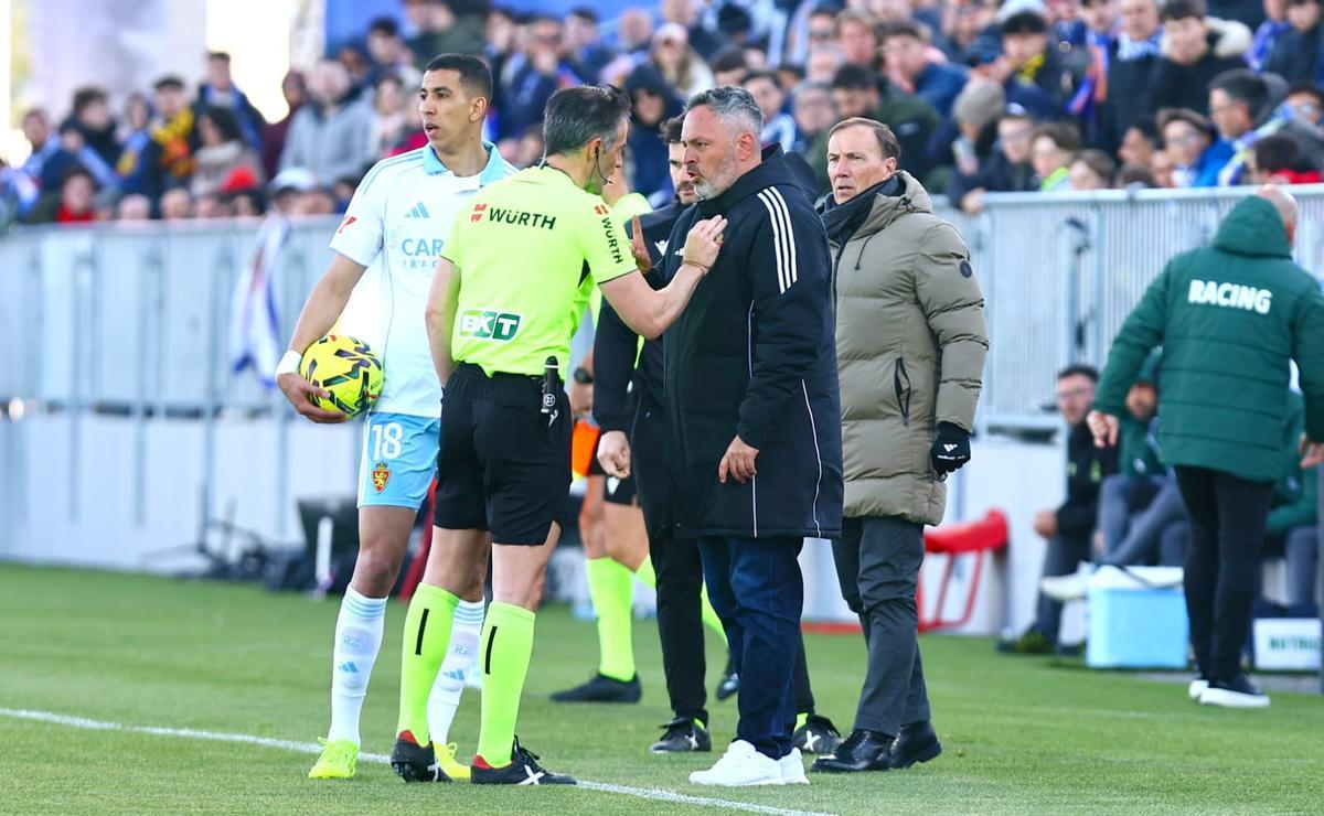 David Navarro dialoga con el árbitro del encuentro ante el Racing de Santander.
