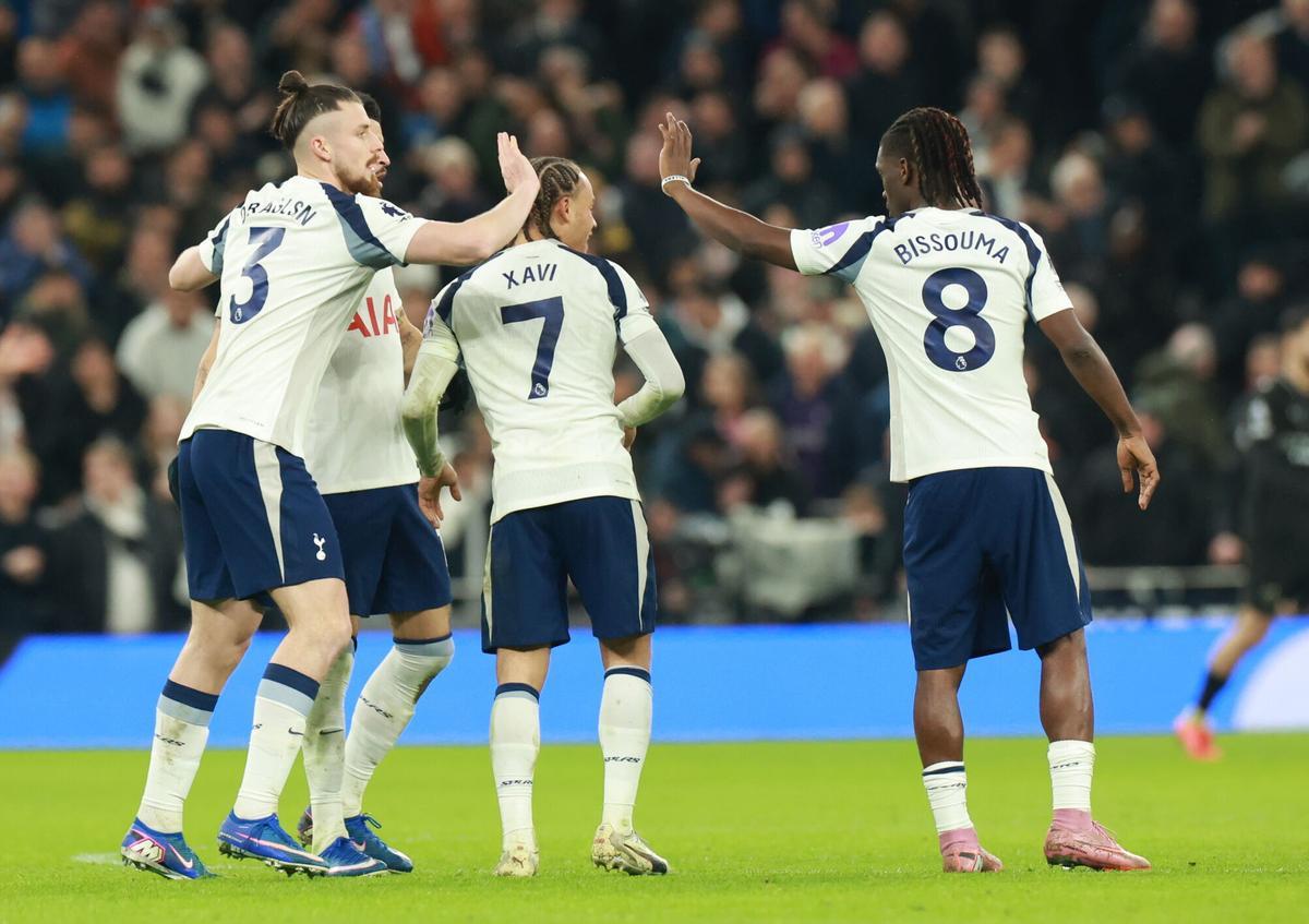 London (United Kingdom), 01/02/2026.- Players celebrate after Dominic Solanke (not seen) of Tottenham scores his teams first goal during the English Premier League match between Tottenham Hotspur and Manchester City in London, Great Britain, 01 February 2026. (Gran Bretaña, Reino Unido, Londres) EFE/EPA/NEIL HALL EDITORIAL USE ONLY. No use with unauthorized audio, video, data, fixture lists, club/league logos, 'live' services or NFTs. Online in-match use limited to 120 images, no video emulation. No use in betting, games or single club/league/player publications.