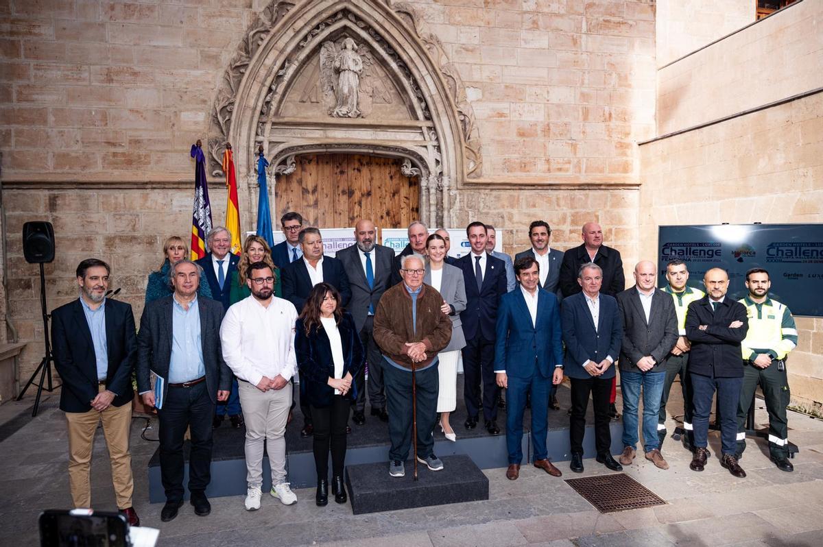 Los asistentes a la presentación de la Challenge Ciclista Mallorca posan en el Consolat de Mar