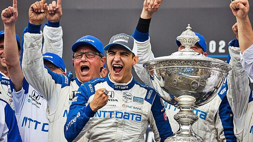 Àlex Palou celebrant que és campió de la IndyCar. | EFE/JAVIER ROJAS