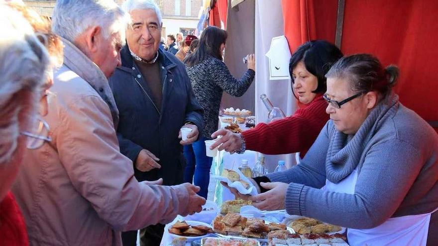 Puesto de recetas artesanas elaboradas por las mujeres de la Coral Saucana.