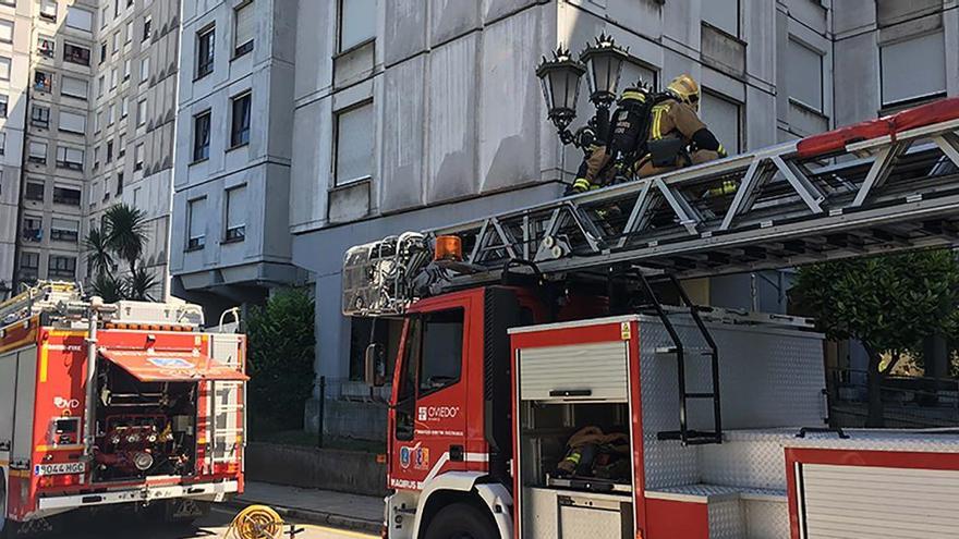 Los bomberos sofocan un incendio en una cocina en Otero (Oviedo)