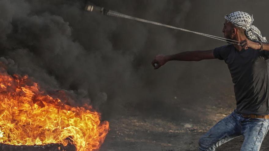 Un joven palestino, en enfrentamientos con el ejército israelí.