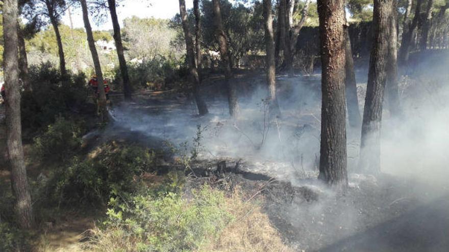 Los bomberos sofocan las llamas