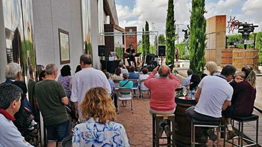 El público disfruta en la terraza del Museo del concierto de Marcos.