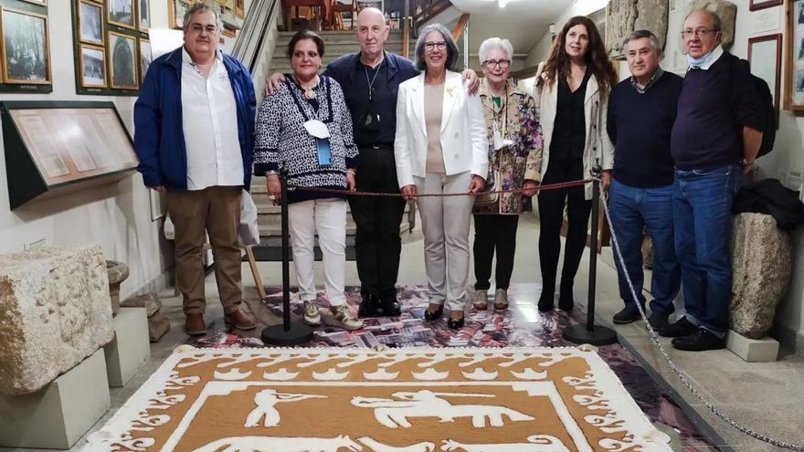 La inauguración de una alfombra con tierra de Bueu en el Museo da Terra de Melide, en 2021, en la que están Manuel Alonso (1º por la izq.), Carmen Santos (2ª por la izq.) y Carlos H. Fernández (3º por la izq.).