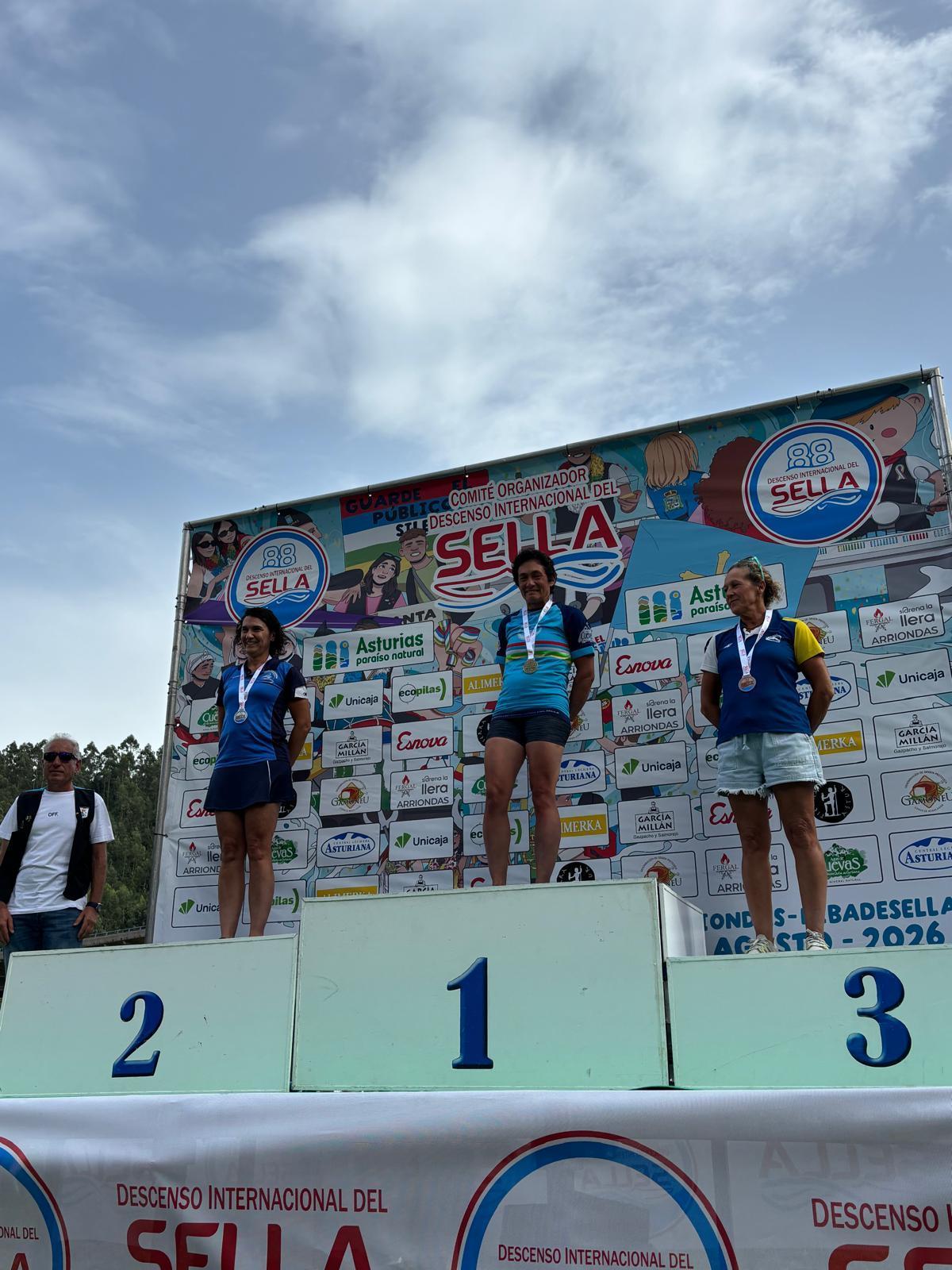 Arancha Cester se colgó plata en la categoría de mujer veterana + 50 K-1.
