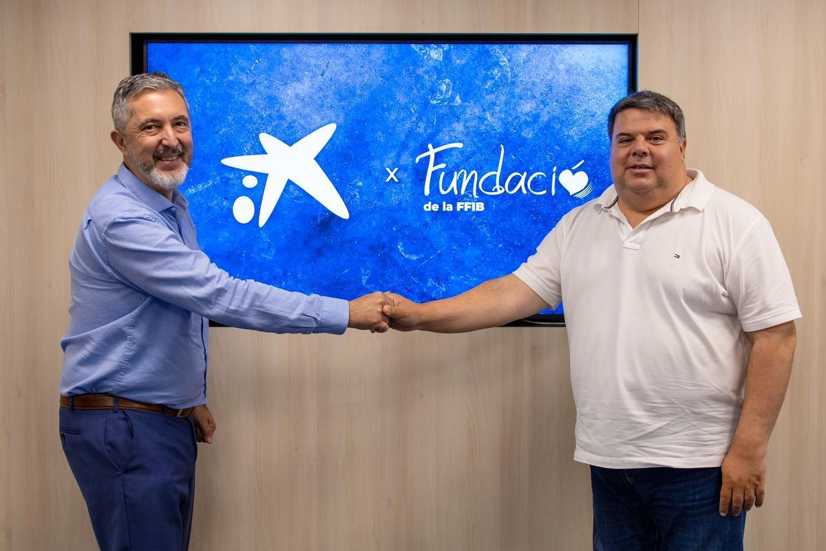 El responsable de Acción Social de CaixaBank en Balears, Diego Riera y el presidente de la FFIB, Pep Sansó.