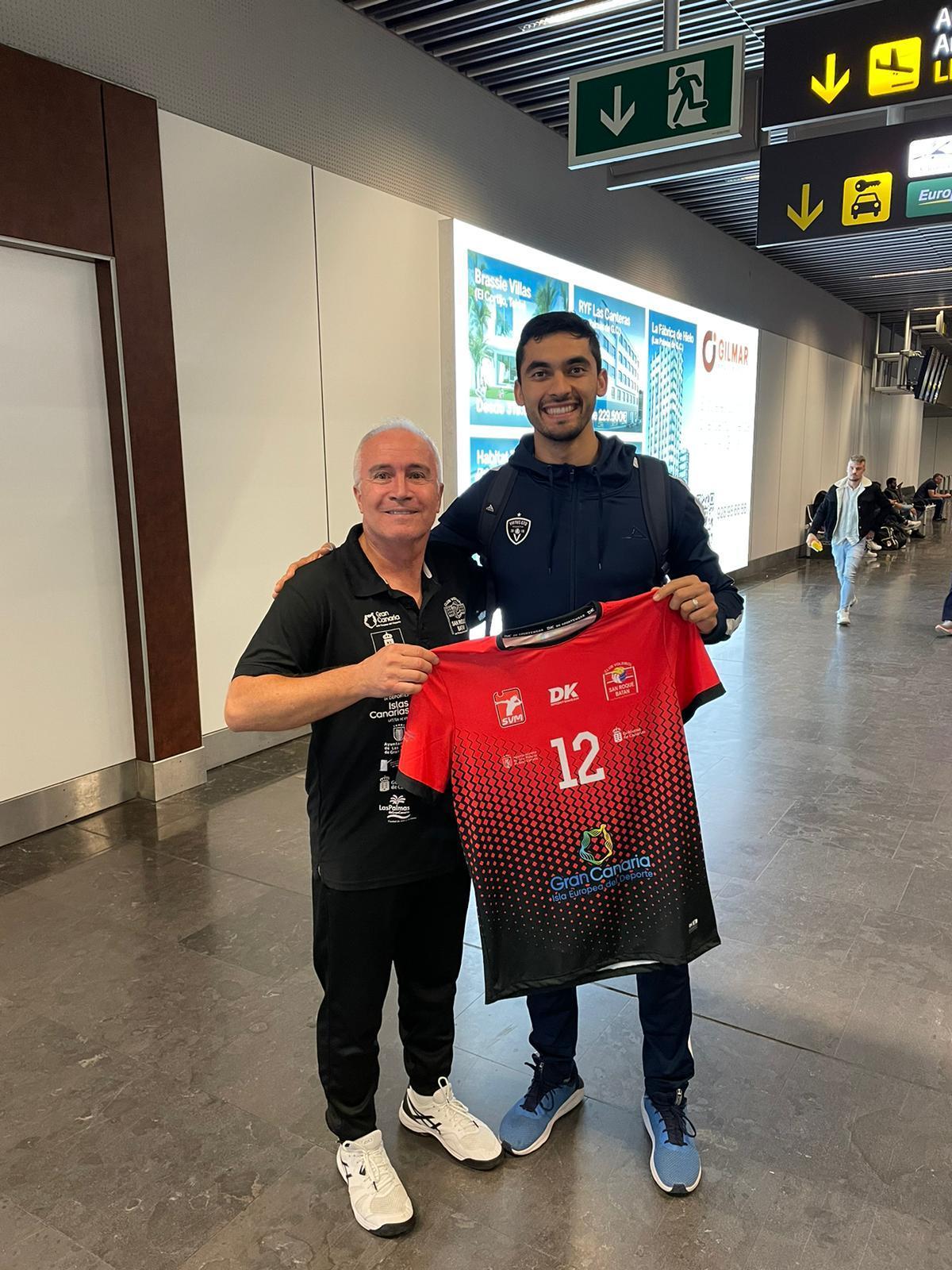 Esteban González, funfador y alma mater del San Roque (izd.), junto a Mauro Fuentes en su llegada al aeropuerto de Gran Canaria.