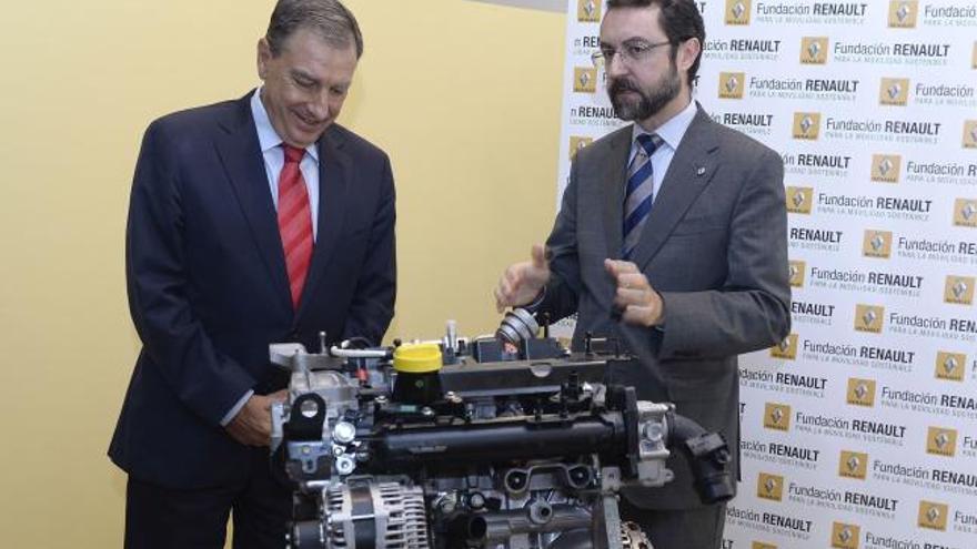 El consejero de Educación, Juan José Mateos, y el director general de la Fundación Renault, Ernesto Salas.