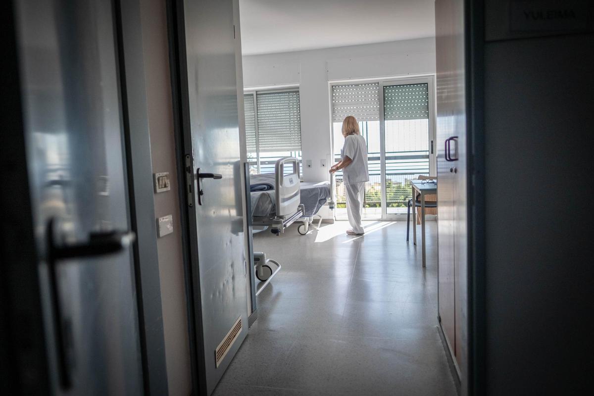 Una sanitaria en una habitación del Hospital Universitario de Canarias.