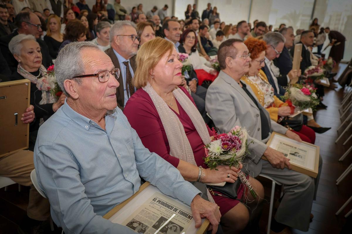 Un momento del homenaje a los matrimonios que celebran las bodas de oro.