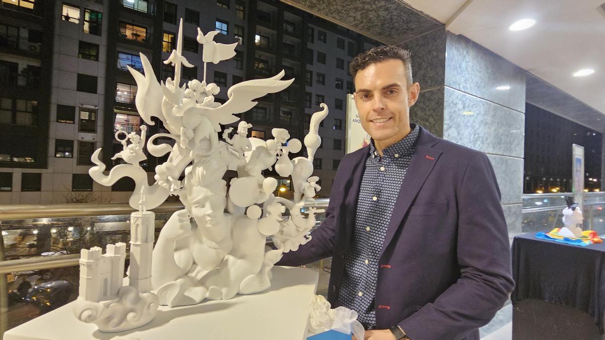 Mario Gual, con la maqueta de la falla