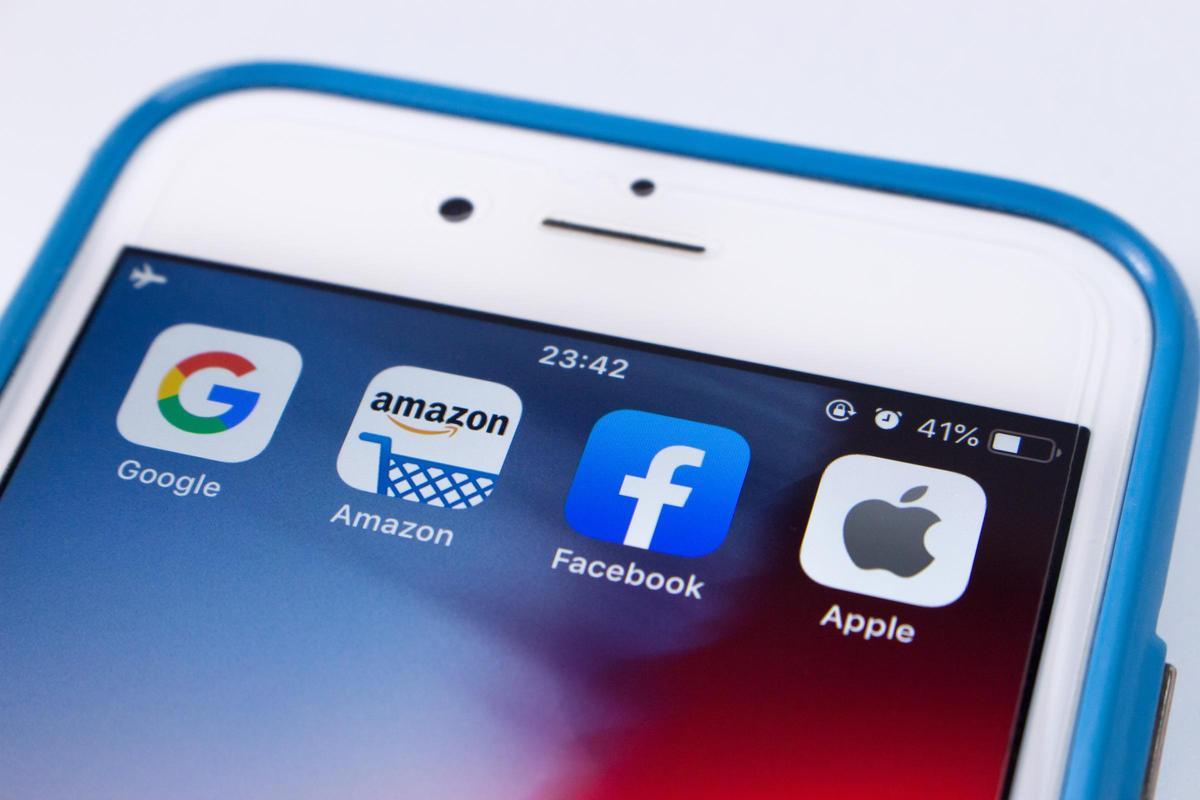 Los iconos de Google, Amazon, Facebook y Apple, en un teléfono móvil.