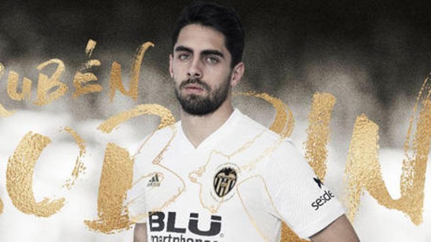 El Valencia CF ficha al delantero Rubén Sobrino