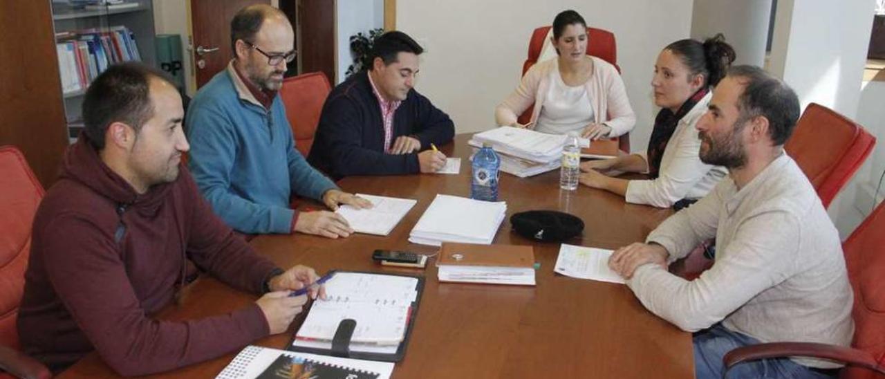 Salvador Meira -primero en la izquierda- y Marta Freire -al lado de la alcaldesa- en la junta de gobierno local de ayer. // Santos Álvarez