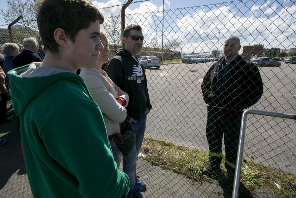 Visita a los familiares a los trabajadores encerrados en las instalaciones de Alcoa