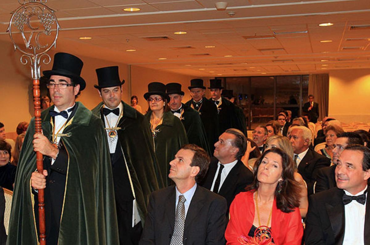 Integrants de la Confraria del Cava Sant Sadurní arriben a la cerimònia on l’alcalde de Rio de Janeiro, Eduardo Paes, ha estat investit com a confrare d’honor, a la ciutat brasilera.