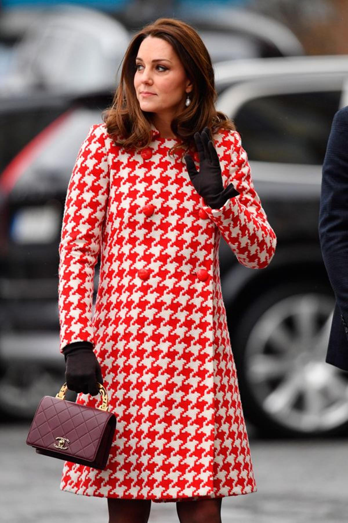 Kate Middleton con abrigo de pata de gallo en rojo y blanco en Suecia