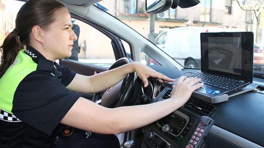 Una de les agents del cos de policia local de Caldes mostrant el nou sistema de consulta de dades.