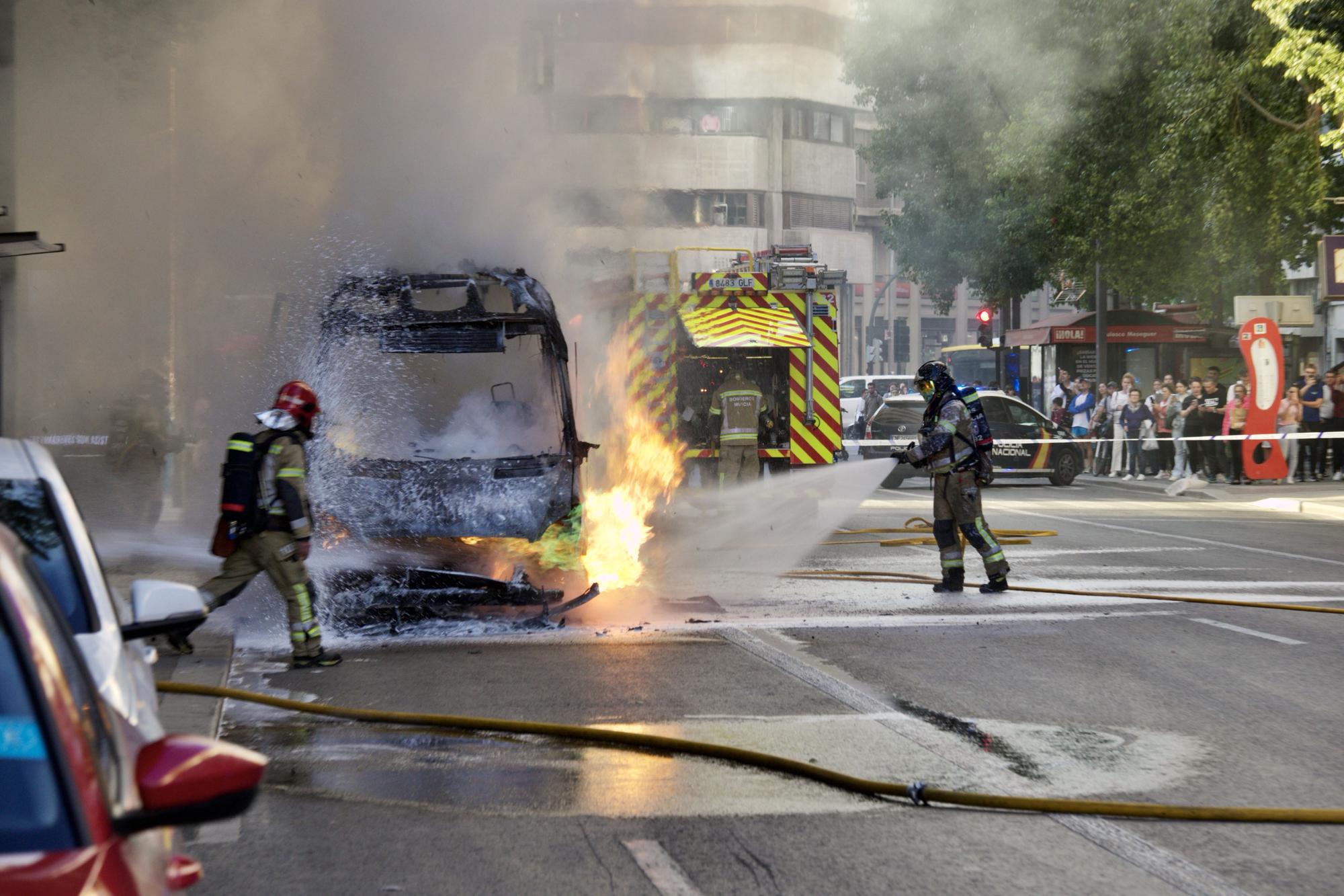 Las imágenes del incendio de un coche en plena Gran Vía de Murcia