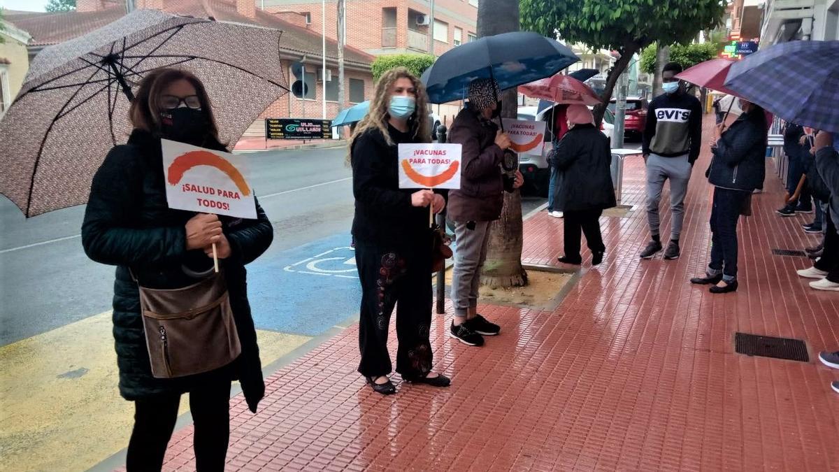 Imagen de la reivindicación de la Plataforma a las puertas del centro de salud de San Miguel de Salinas