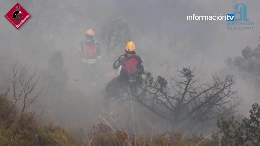 Nueve dotaciones de bomberos para hacer frente al incendio forestal entre Ibi y Alcoy este lunes
