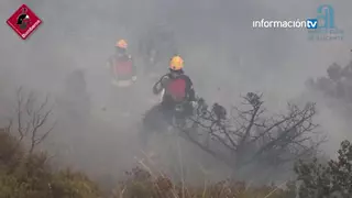 Nueve dotaciones de bomberos para hacer frente al incendio forestal entre Ibi y Alcoy este lunes