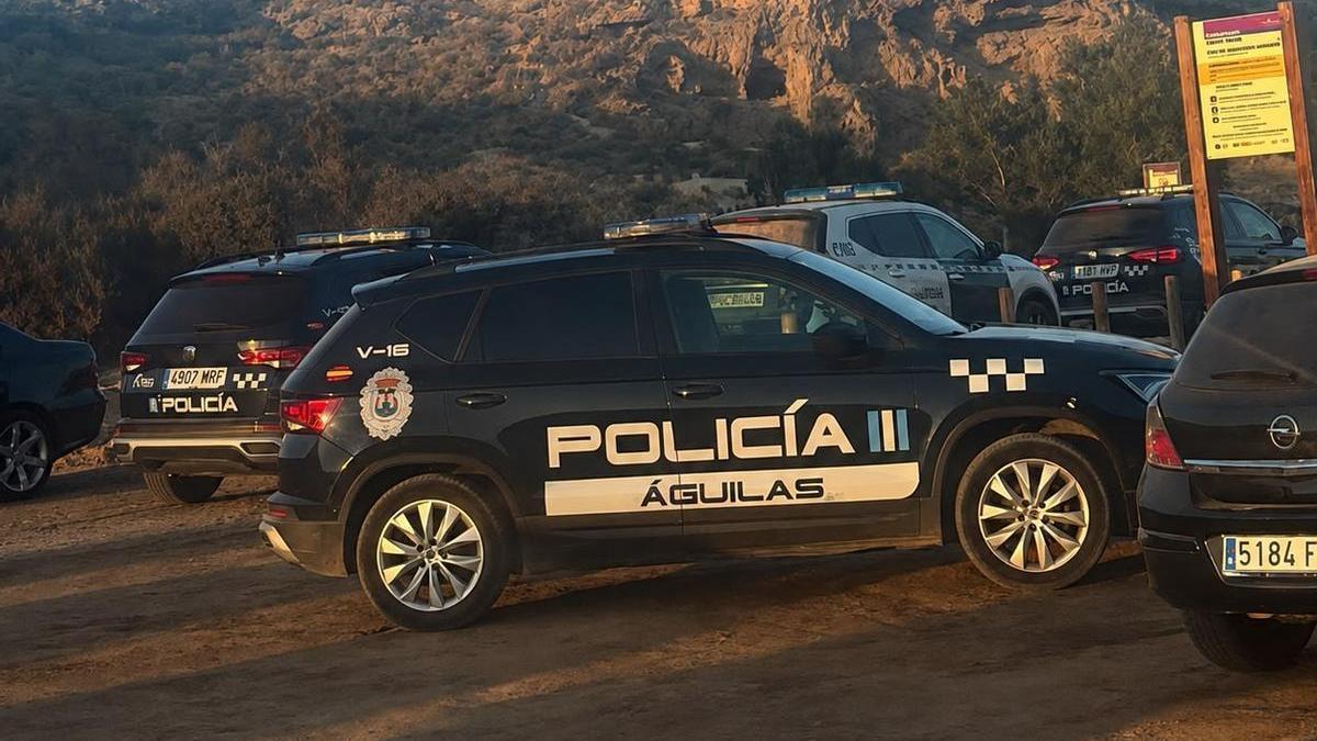 La Policía Local de Águilas se desplazó hasta la playa para atender a la víctima