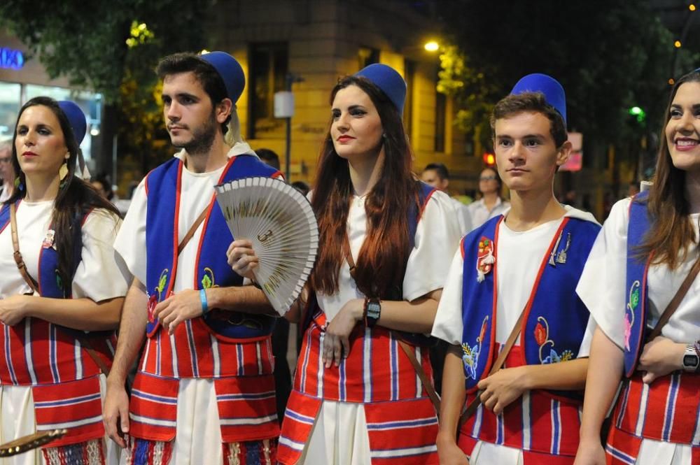 Desfile de Moros y Cristianos por las calles de Mu