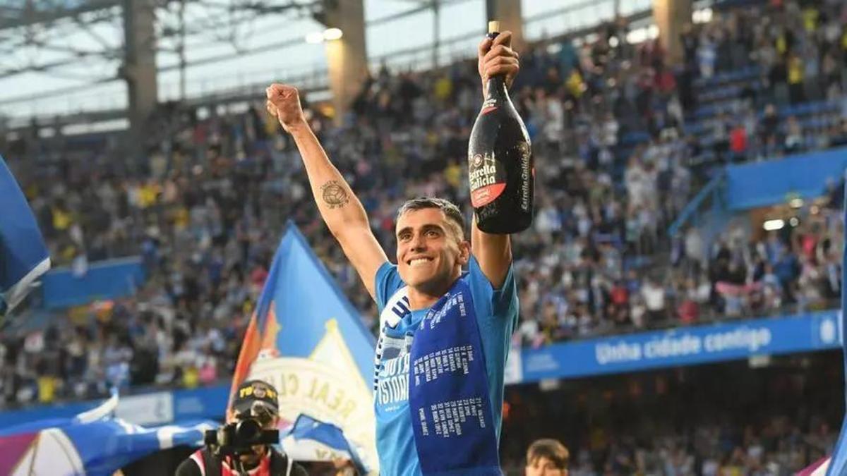 Diego Villares celebra en Riazor el ascenso a Segunda División