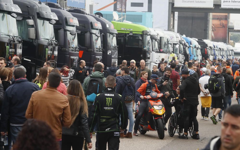 Más de 170.000 valientes desafían a la lluvia en Cheste