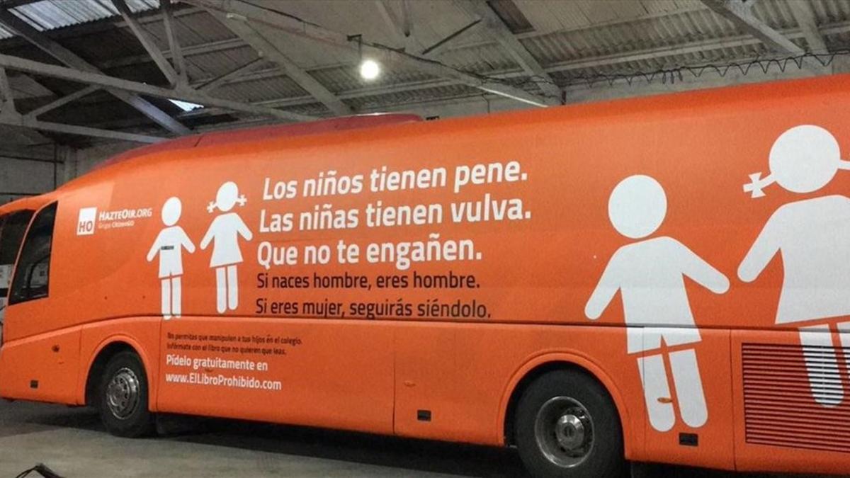 Imagen del autobús de Hazte Oír contra los niños transexuales.