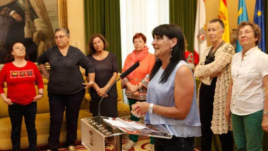 Mariti Pereira, ayer, durante su comparecencia en el salón de recepciones del Ayuntamiento.