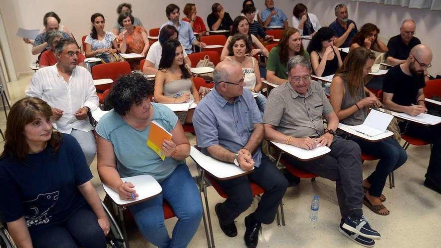 Alumnos de uno de los seminarios iniciados ayer. // Rafa Vázquez