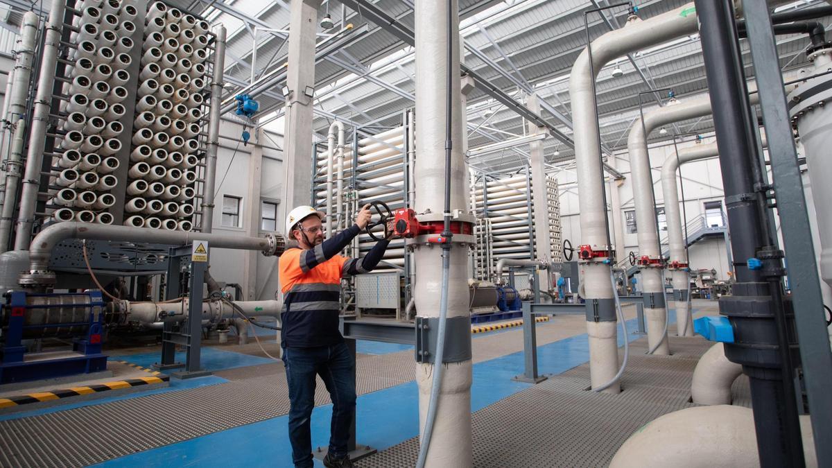 Un operario dentro de la planta desaladora de Sagunt en una imagen reciente.