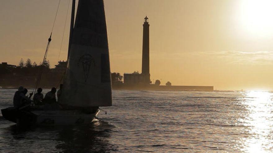 El &#039;Morales&#039; navega hacia el Faro de Maspalomas ayer por la mañana.