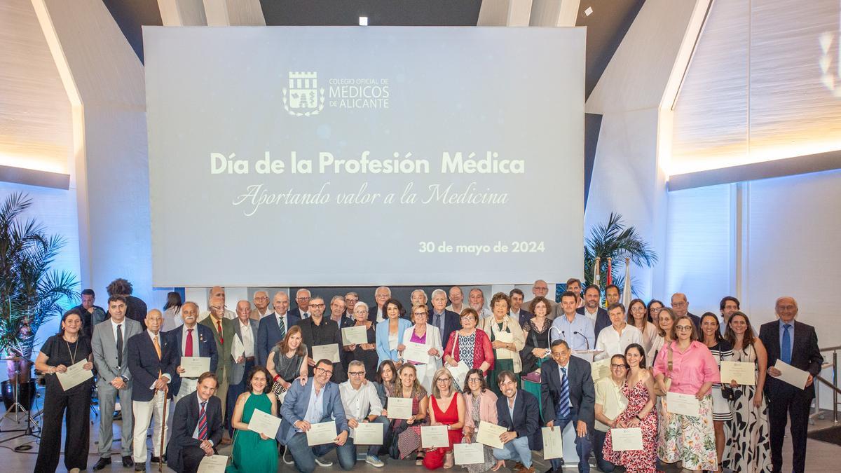 Los médicos homenajeados por sus años de profesión junto a representantes colegiales