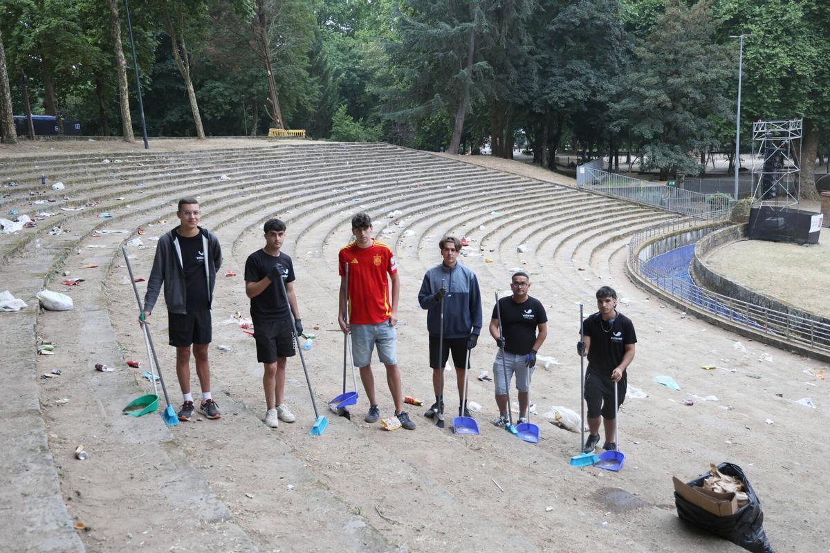 El equipo de limpieza la mañana siguiente del España - Portugal en el auditorio de Castrelos